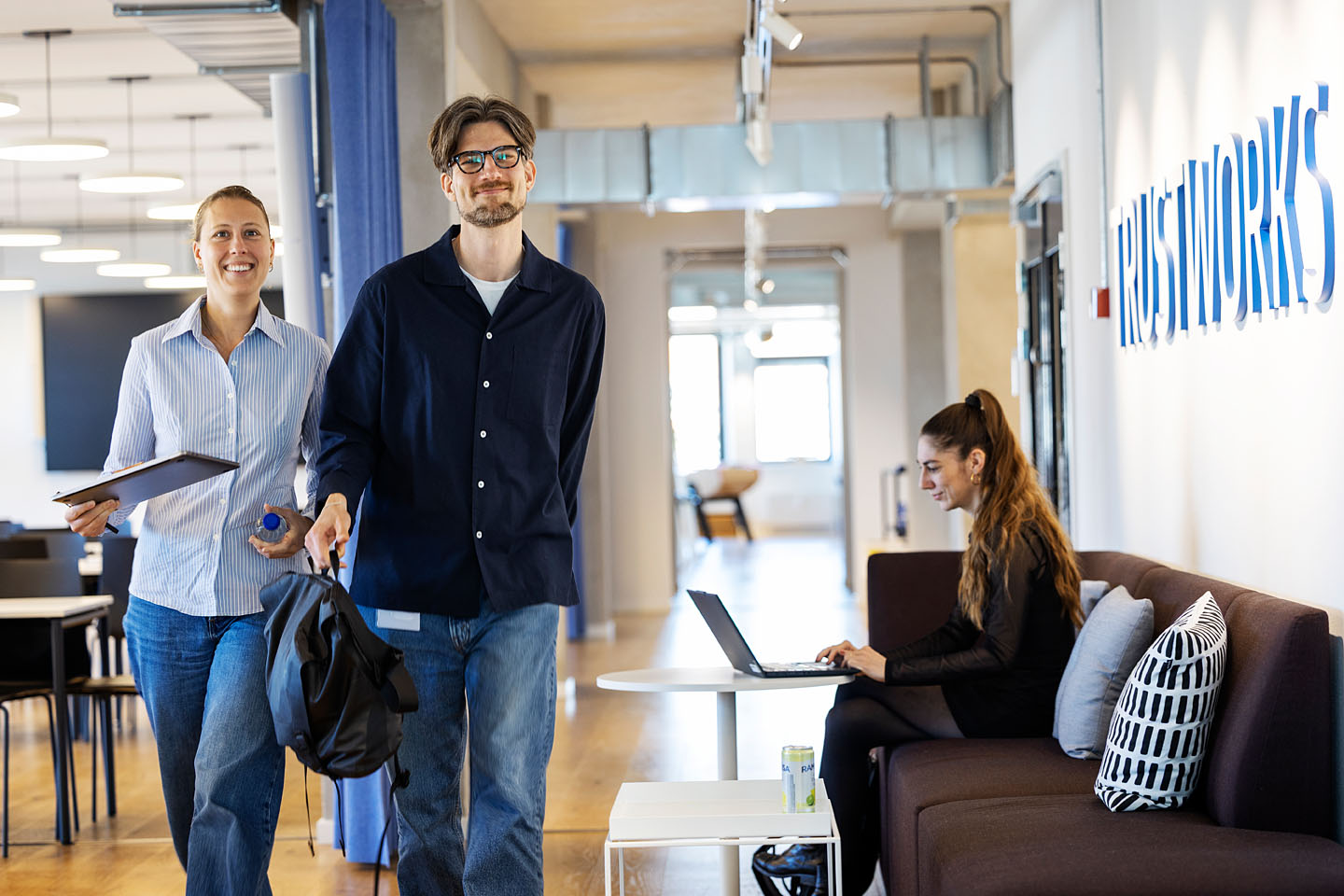 To Trustworks-kolleger på vej gennem kontoret